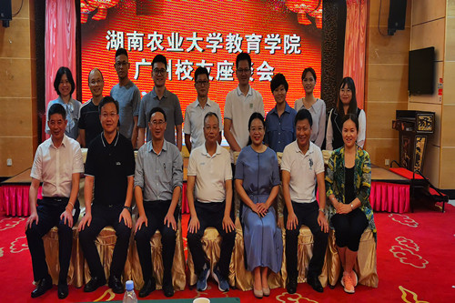 与广州校友会部分校友代表合影.jpg